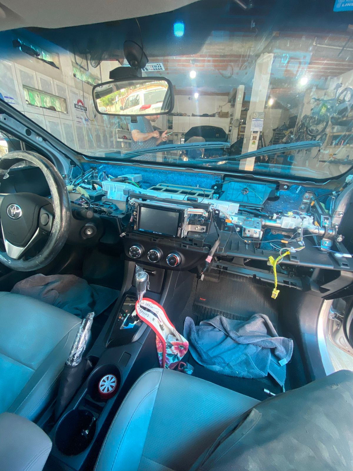 Painel automotivo desmontado para diagnóstico e reaperto interno